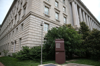 IRS awards bonuses to 1,100 who owe back taxes
