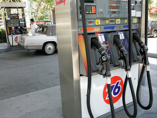 Average gas prices fall 10 cents in Bakersfield