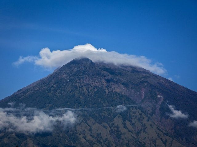 Food aid, face masks dispatched to Bali as 75000 flee volcano