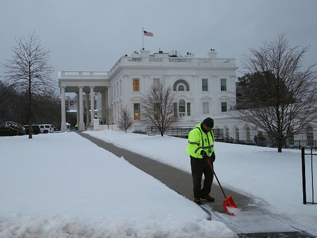 Blizzard buries east coast landmarks under bed of snow