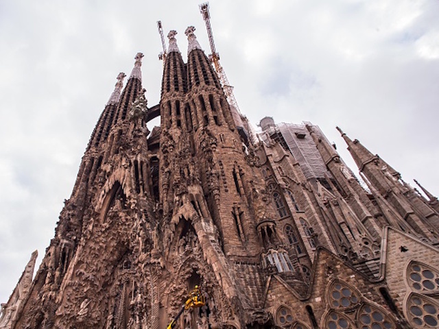 Police in Barcelona evacuating Sagrada Familia cathedral in anti-terror operation