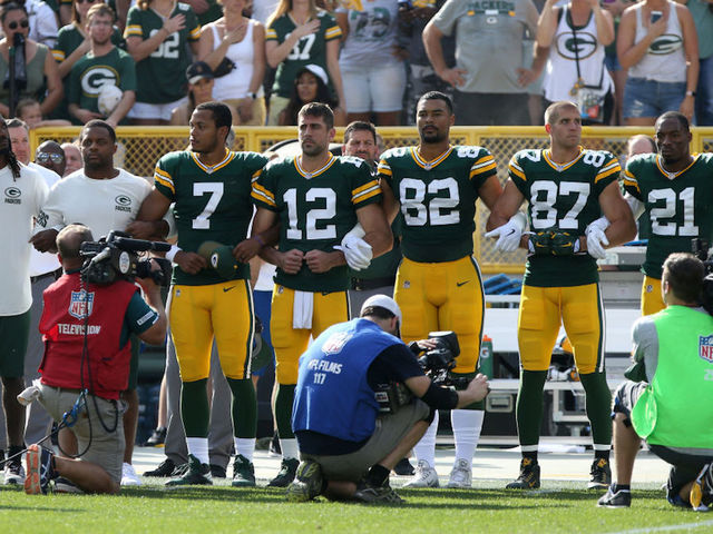 Green Bay Packers players lock arms in unity; fans opt out of unity display