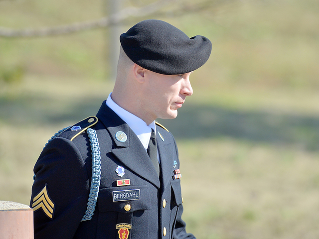 Bowe Bergdahl offers tearful apology to soldiers who searched for him