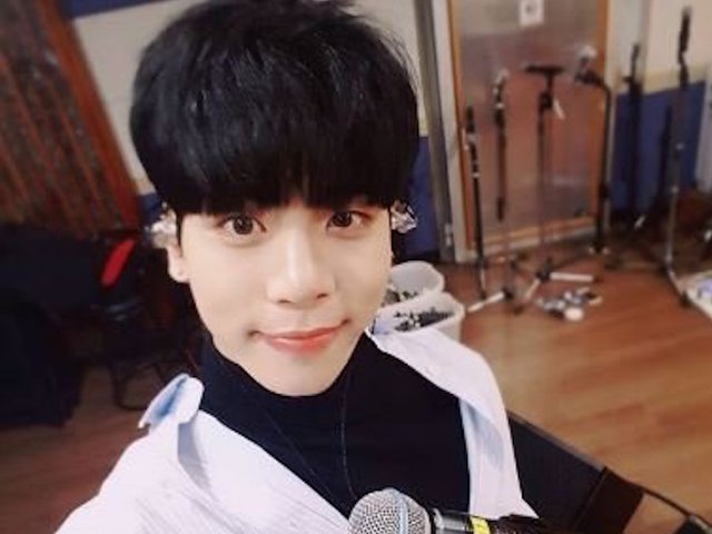 Jonghyun: Fans mourn death of SHINee K-pop star