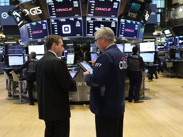 Dow falls 558 points after Trump advisers simultaneously contradict each other on trade