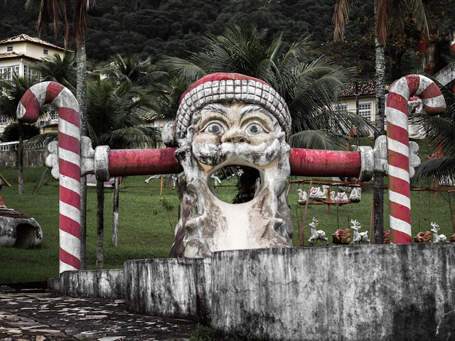 Look inside an abandoned Santa theme park in Brazil