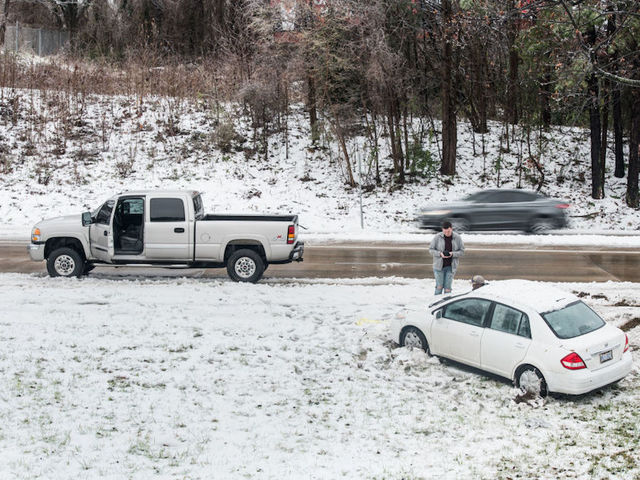 Southeast snowstorm: 2 deaths, 500-plus Monday flights canceled and 200,000 still in the dark
